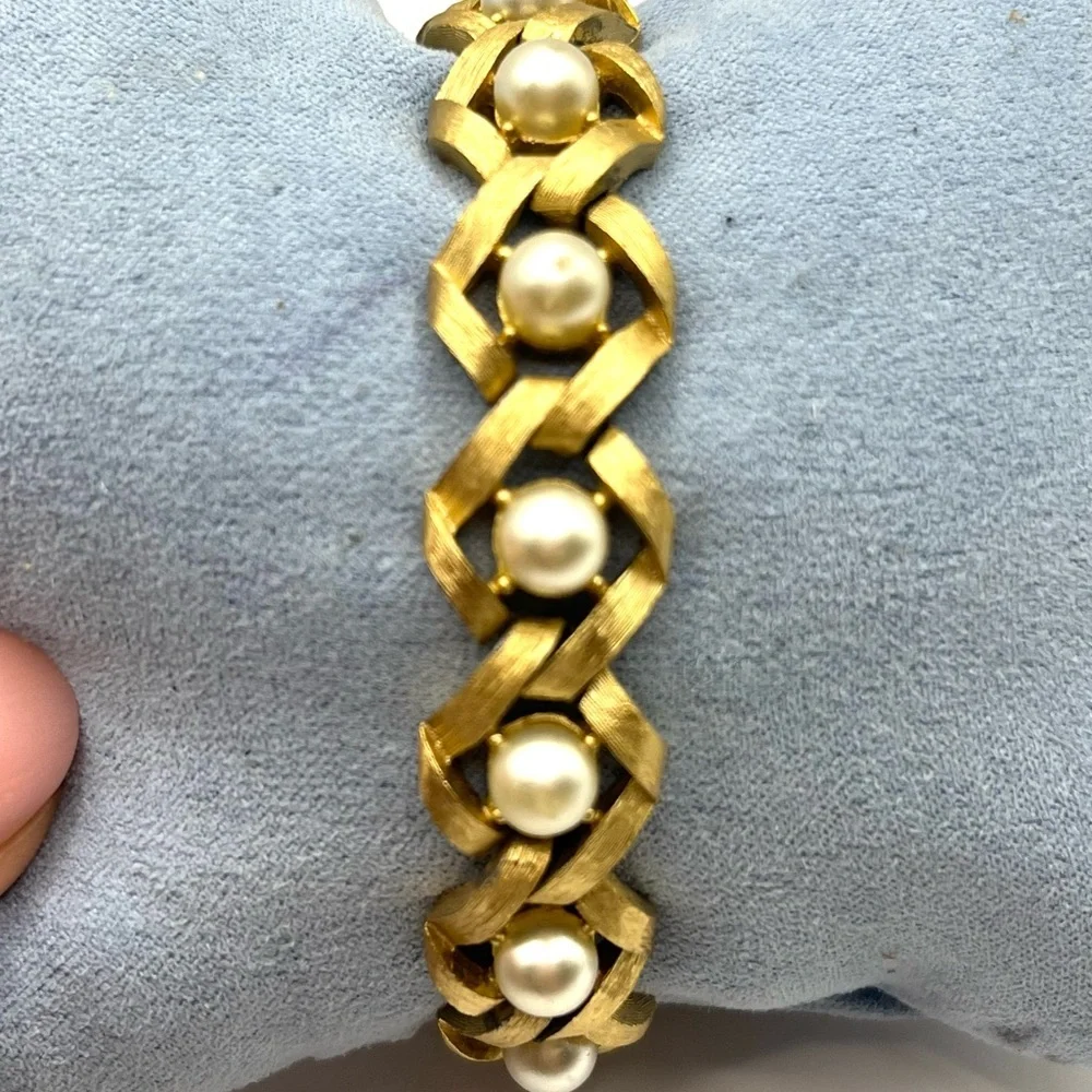 Vintage Crown Trifari Looped Pearls Brushed Gold Tone Bracelet 7 in